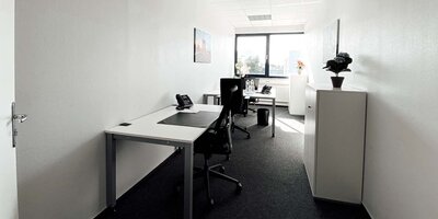 Helles Doppelbüro mit Fensterfront am Hamburg Airport.